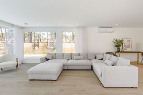 Aroeira Modern Grand Villa With Pool by Homing