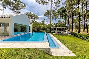 Aroeira Modern Grand Villa With Pool by Homing