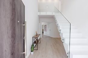 Aroeira Modern Grand Villa With Pool by Homing