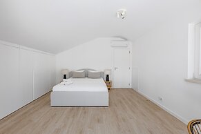 Aroeira Modern Grand Villa With Pool by Homing