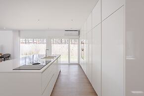 Aroeira Modern Grand Villa With Pool by Homing
