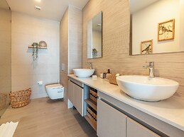4 Guest 2 Bedrooms Balcony and Shared Pool