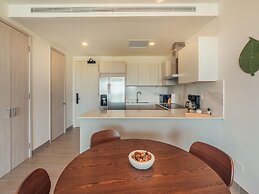 4 Guest 2 Bedrooms Balcony and Shared Pool
