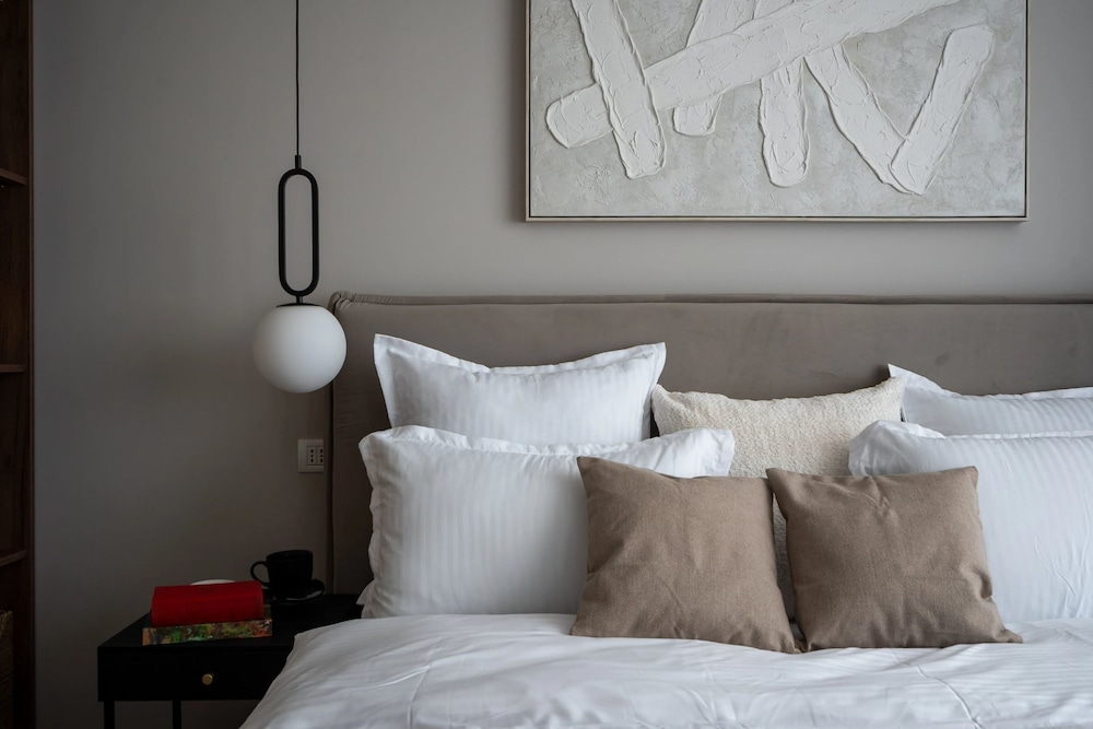 Views of all the Palaces 2BR Stunner