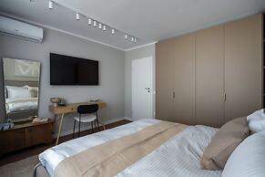 Views of all the Palaces 2BR Stunner