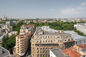 Views of all the Palaces 2BR Stunner