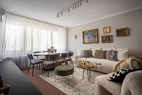 Views of all the Palaces 2BR Stunner