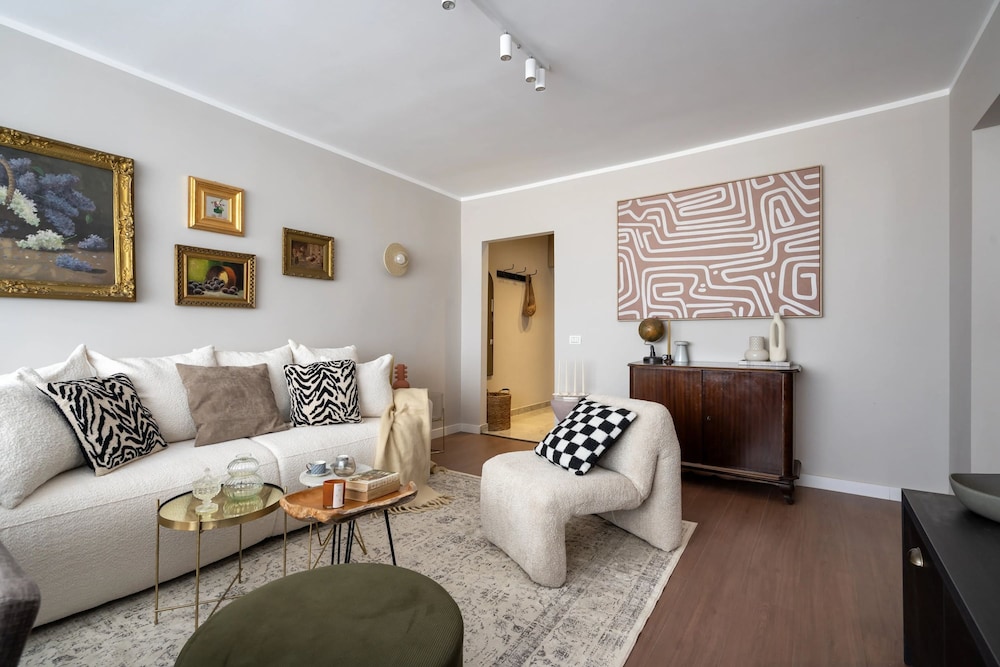 Views of all the Palaces 2BR Stunner