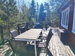 Sea-view Cottage High up in the Trees