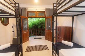 Mich's Surf Villa & Hostel