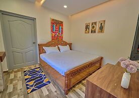 Vihani's Western Clouds by VOYE HOMES