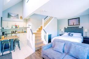 Gorgeous Loft in Heart of Blue Mountain