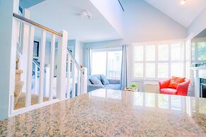 Gorgeous Loft in Heart of Blue Mountain