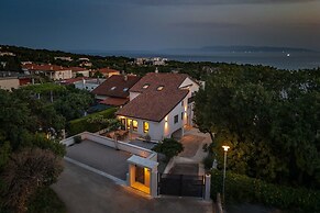 Desamani 975 Apartments
