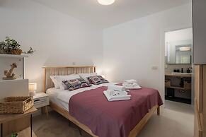 Desamani 975 Apartments