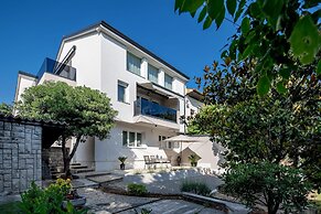 Desamani 975 Apartments
