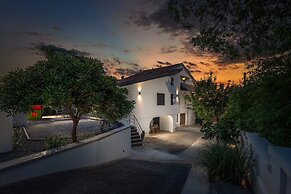Desamani 975 Apartments