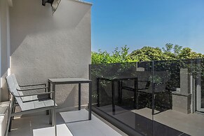 Desamani 975 Apartments