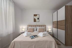 Desamani 975 Apartments