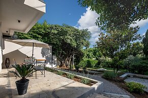 Desamani 975 Apartments