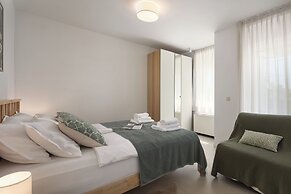 Desamani 975 Apartments