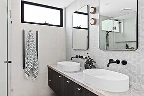 Midnight Sands Luxe Beachside Designer With Pool