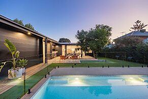 Midnight Sands Luxe Beachside Designer With Pool