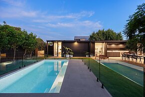 Midnight Sands Luxe Beachside Designer With Pool