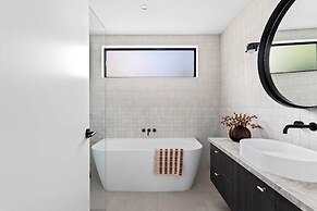 Midnight Sands Luxe Beachside Designer With Pool