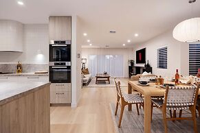 Midnight Sands Luxe Beachside Designer With Pool