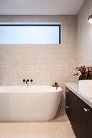 Midnight Sands Luxe Beachside Designer With Pool