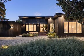 Midnight Sands Luxe Beachside Designer With Pool