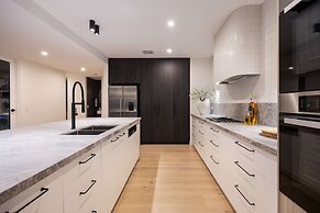 Midnight Sands Luxe Beachside Designer With Pool