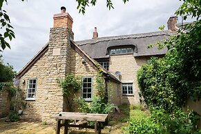 Beautiful 3Bd Thatched Stone Cottage Kettering