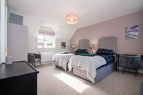 Elegant Ludlow Haven: 4Bed Ultimate Tranquility