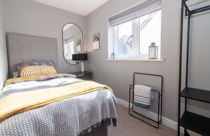 Elegant Ludlow Haven: 4Bed Ultimate Tranquility