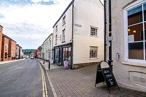 Elegant Ludlow Haven: 4Bed Ultimate Tranquility