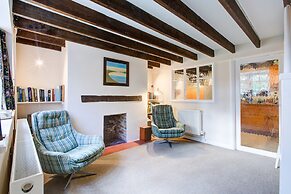Charming Hilltop Cottage With Panoramic Views
