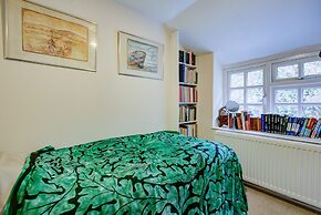 Charming Hilltop Cottage With Panoramic Views