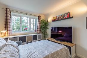 Chic Flat In Woolston: Nr Southampton City Centre