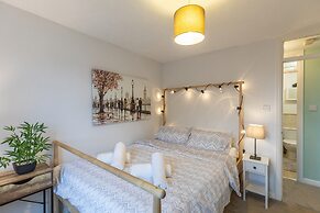 Chic Flat In Woolston: Nr Southampton City Centre