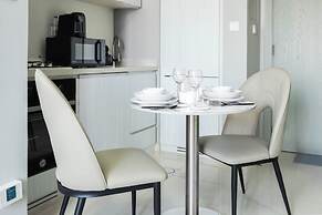 Keyrock Living - 1BR with Lake View