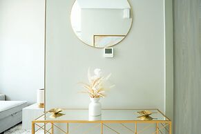KeyRock Living - Lakeview Luxury