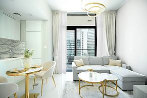 KeyRock Living - Lakeview Luxury