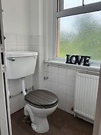 Modern 2-bed Victorian Apartment - Sleeps 6 & Pets