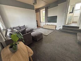 Modern 2-bed Victorian Apartment - Sleeps 6 & Pets