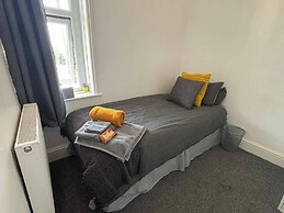 Modern 2-bed Victorian Apartment - Sleeps 6 & Pets