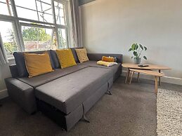 Modern 2-bed Victorian Apartment - Sleeps 6 & Pets
