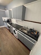 Modern 2-bed Victorian Apartment - Sleeps 6 & Pets