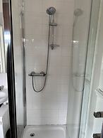Modern 2-bed Victorian Apartment - Sleeps 6 & Pets